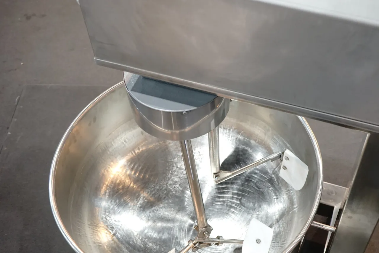 Impastatrice industriale in acciaio con vasca vuota