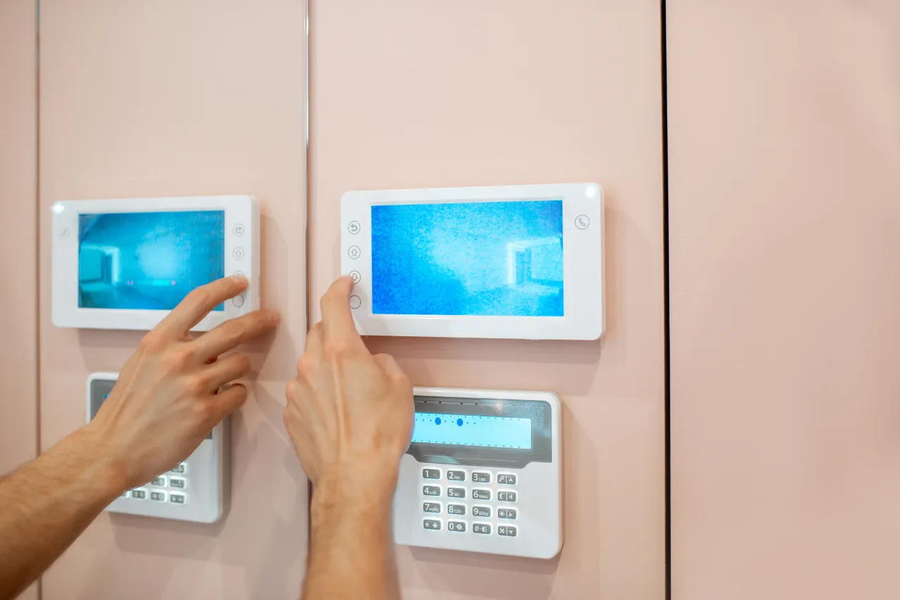 Mani regolano pannello di controllo sicurezza domestica