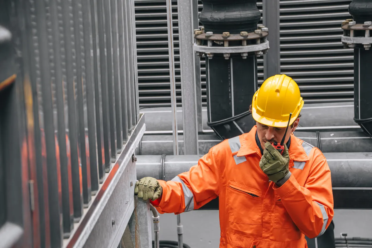 Tecnico industriale comunica via radio tra tubazioni