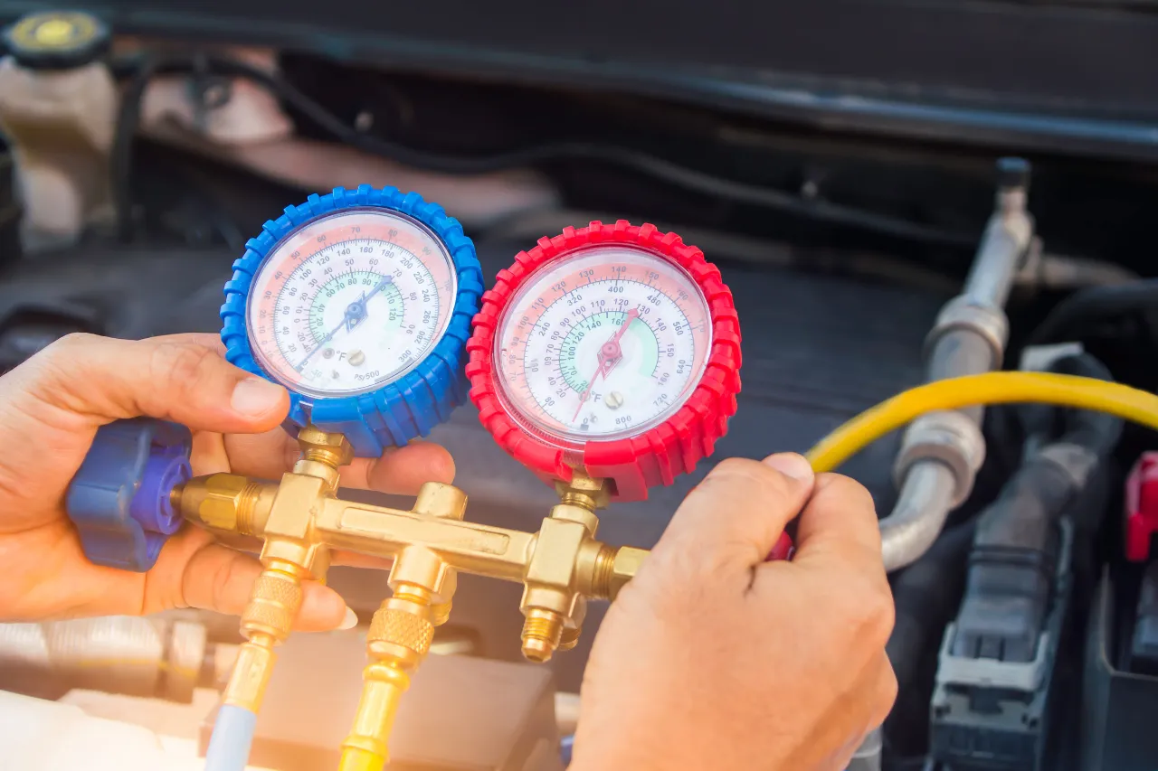 Manometri refrigerante collegati al motore di un'auto