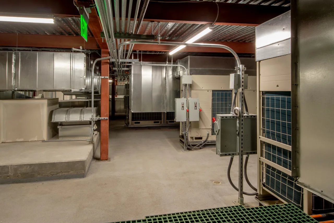 Locale tecnico con condotti HVAC e quadri elettrici