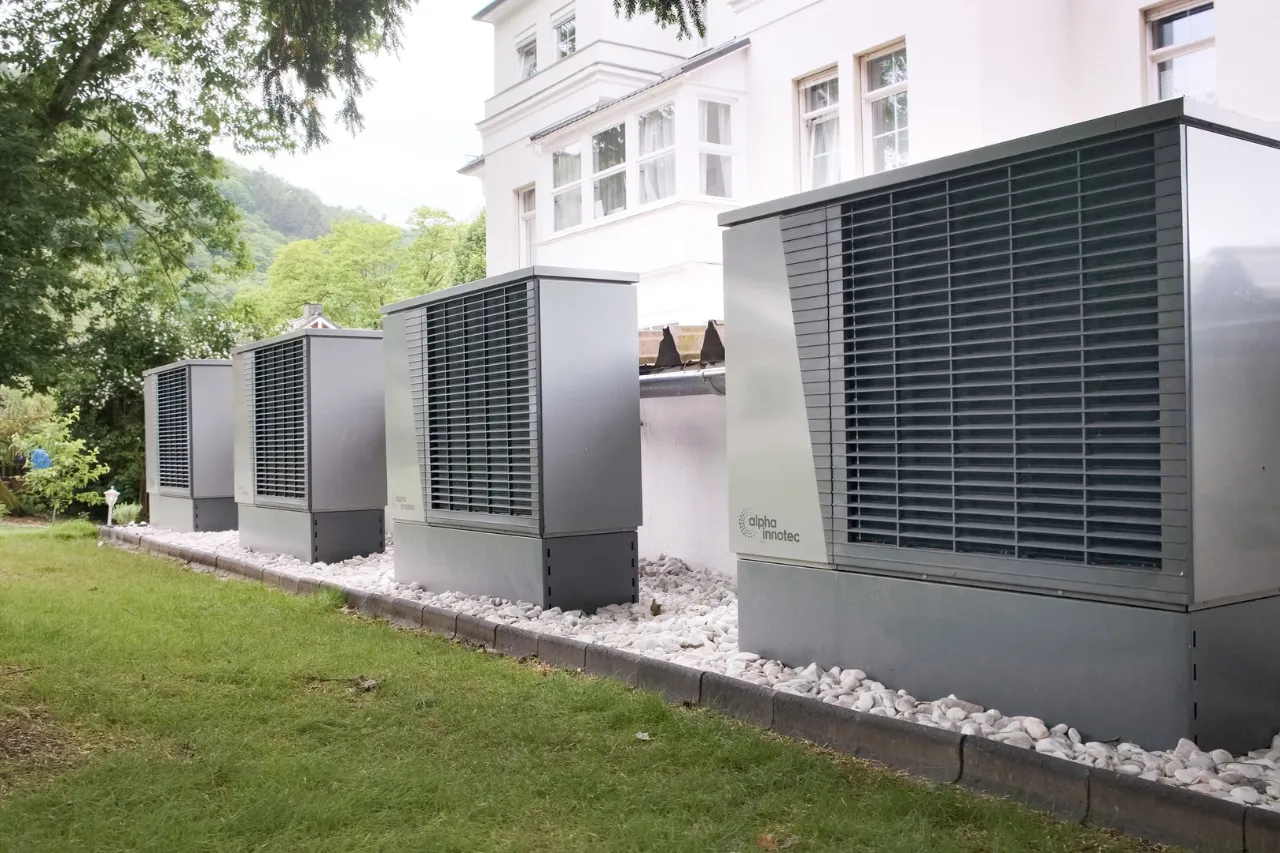 Pompe di calore esterne accanto a una villa