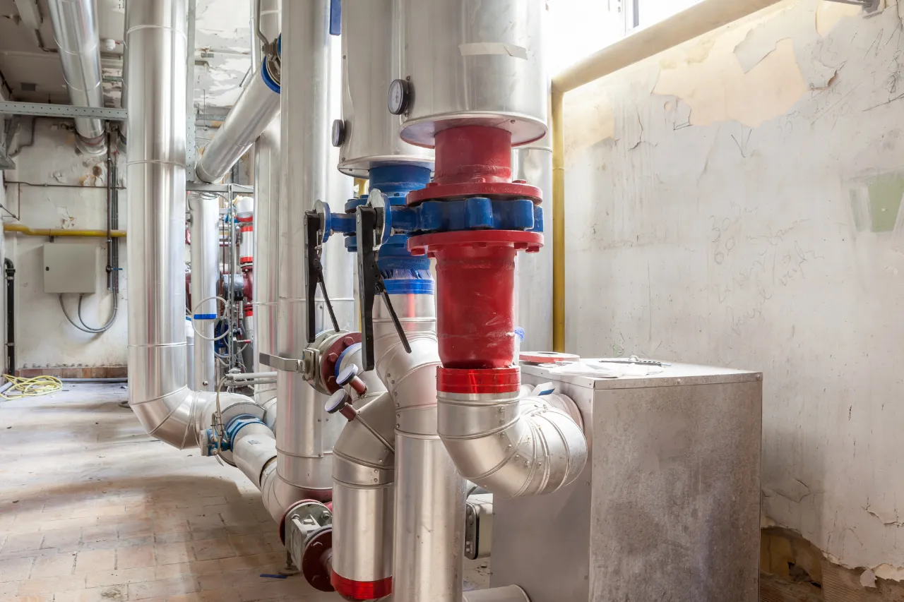 Tubazioni industriali con valvole rosse e blu