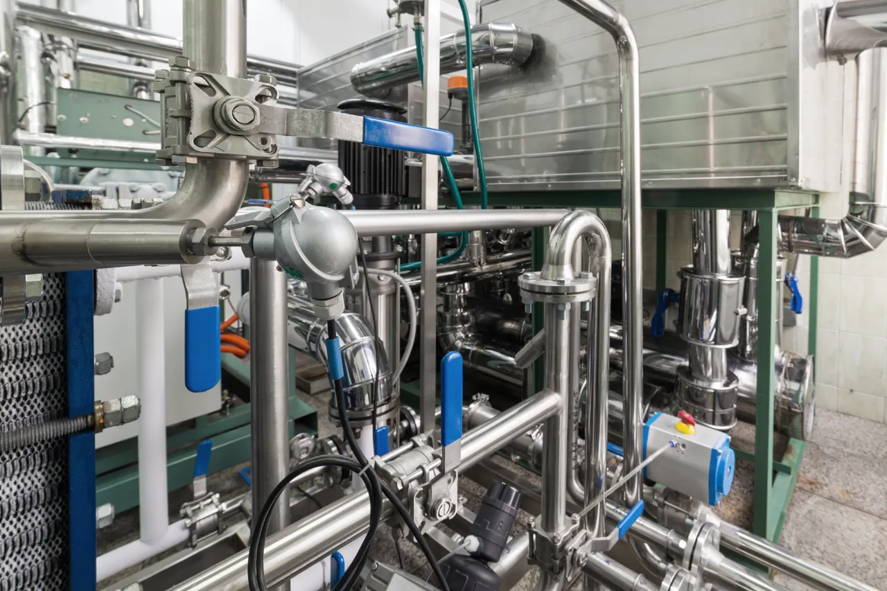 Impianto industriale con tubazioni inox e valvole blu