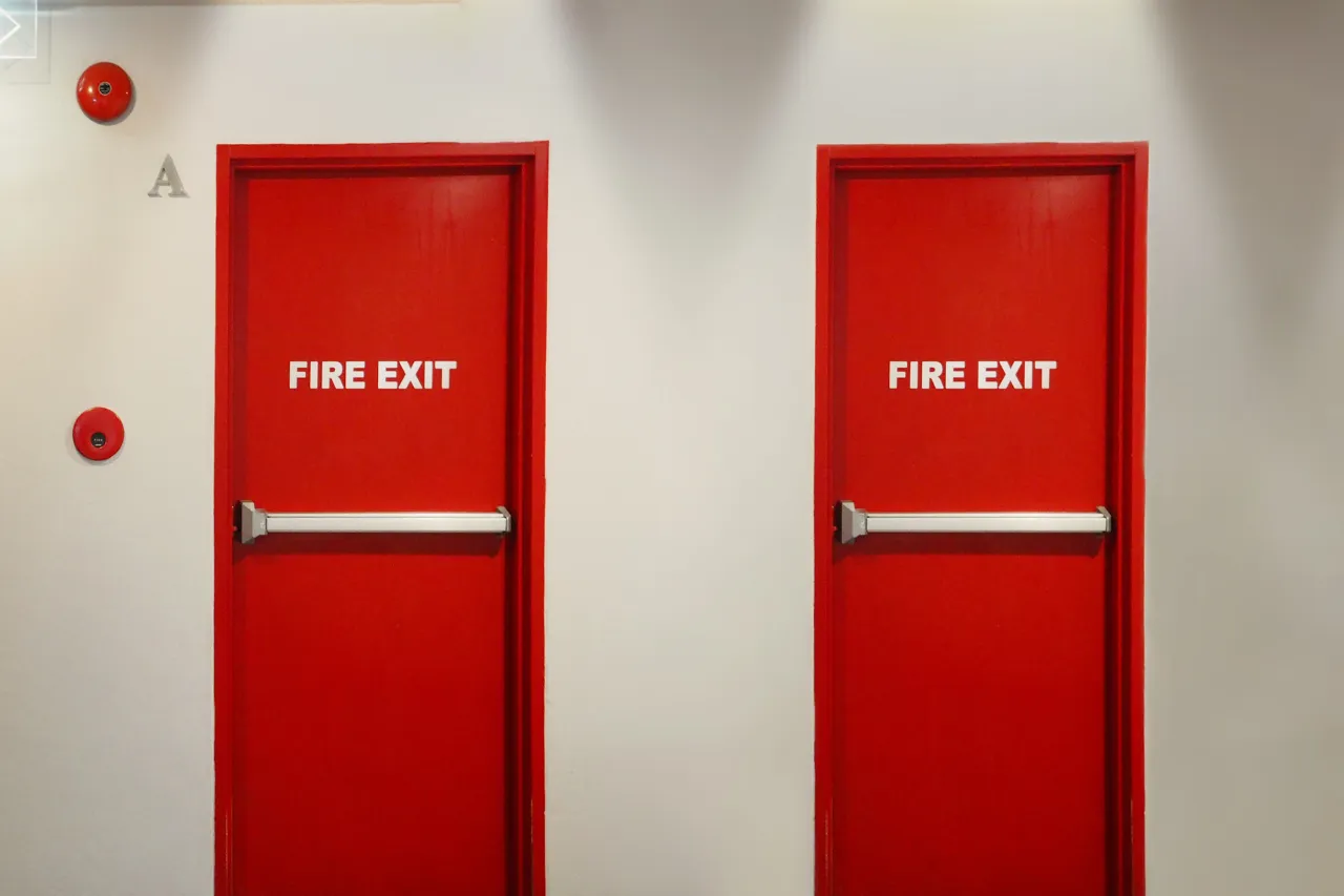 Due porte rosse antincendio con maniglioni antipanico