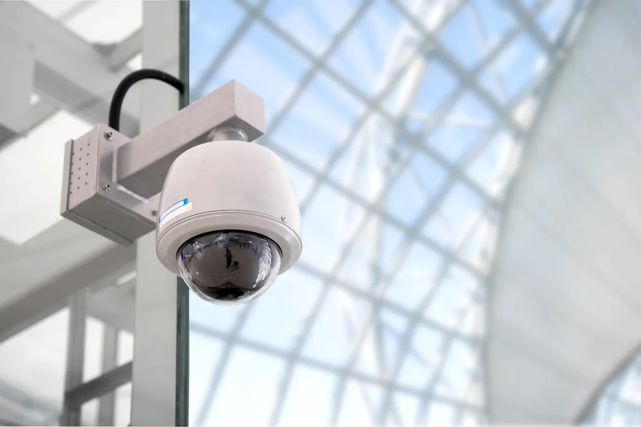 Telecamera di sorveglianza montata in un moderno edificio
