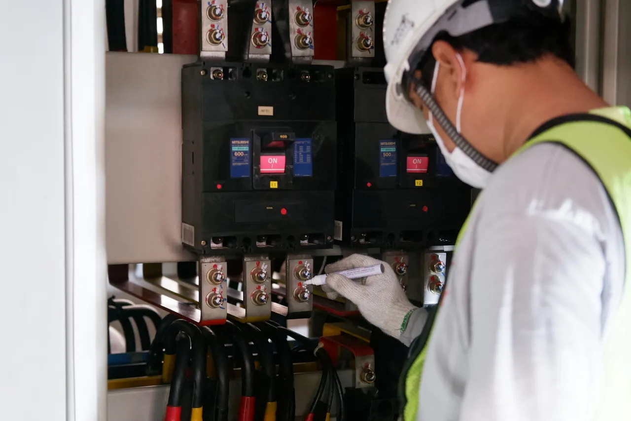 Tecnico ispeziona un quadro elettrico industriale