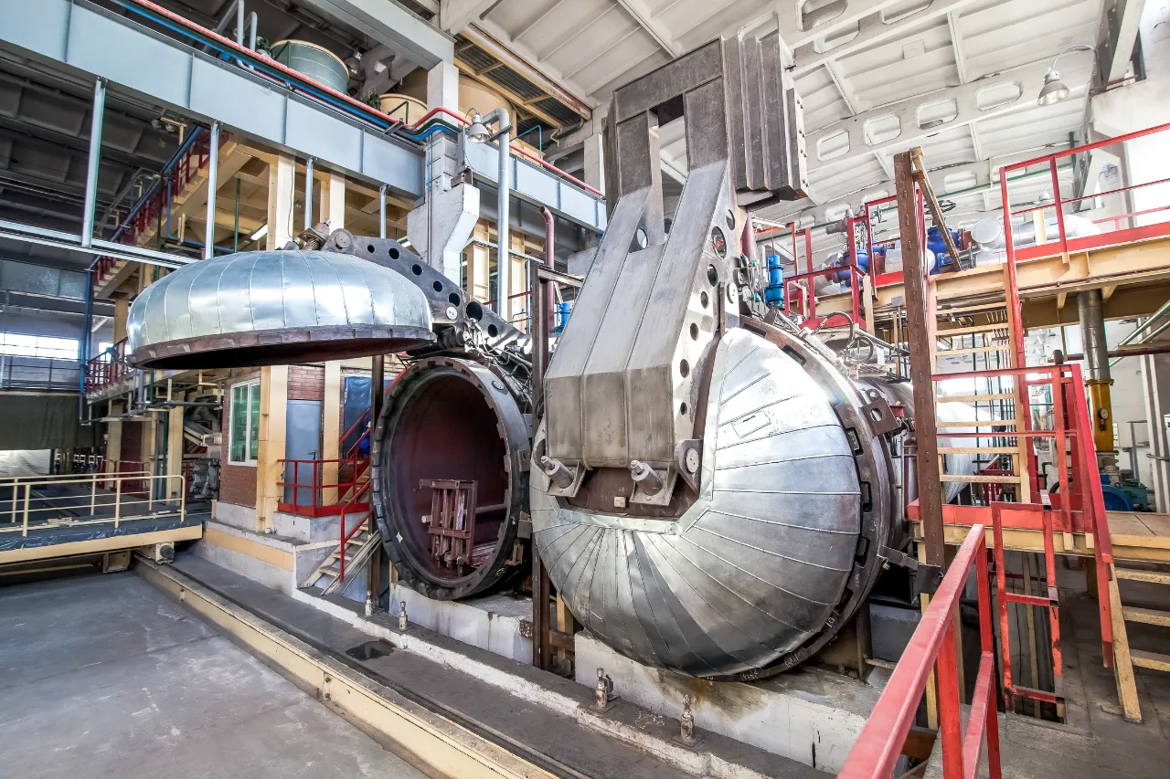 Grande autoclave industriale aperta in stabilimento