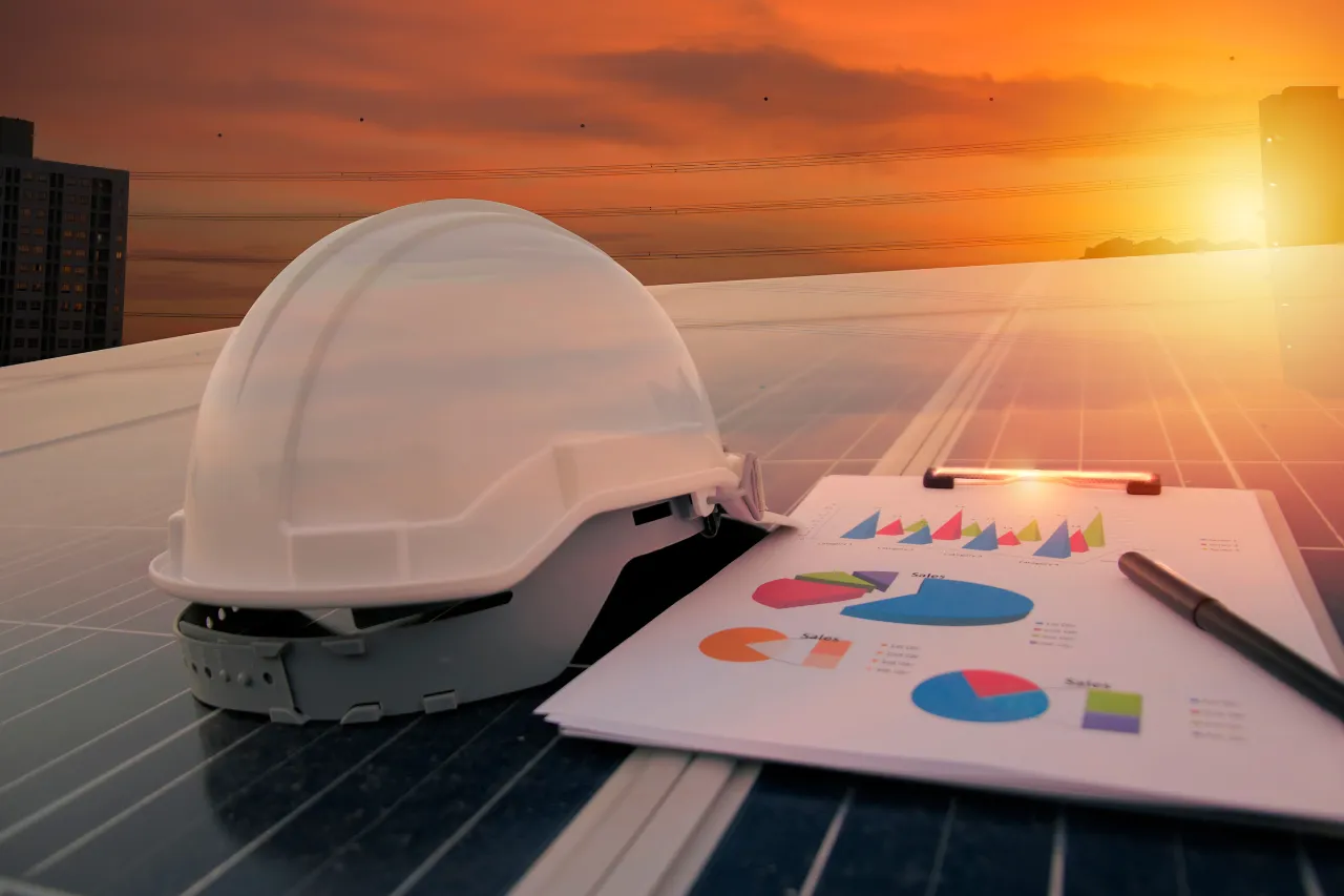 Casco e report su pannelli solari al tramonto