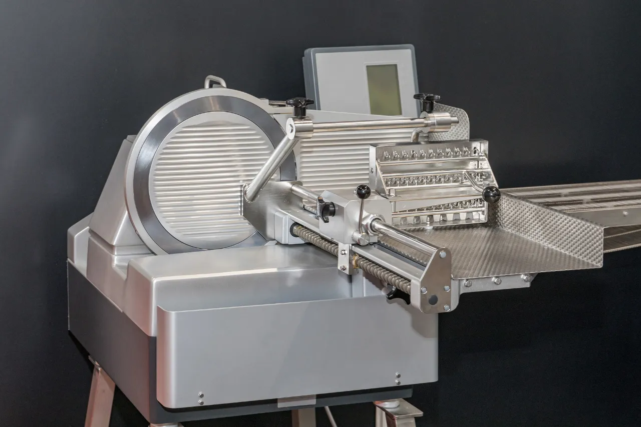 Affettatrice industriale in acciaio inox con nastro trasportatore