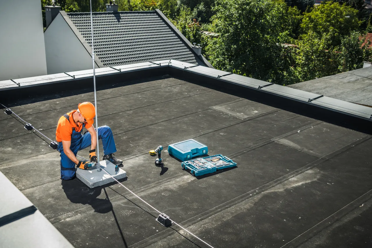 Tecnico installa parafulmine su tetto piano