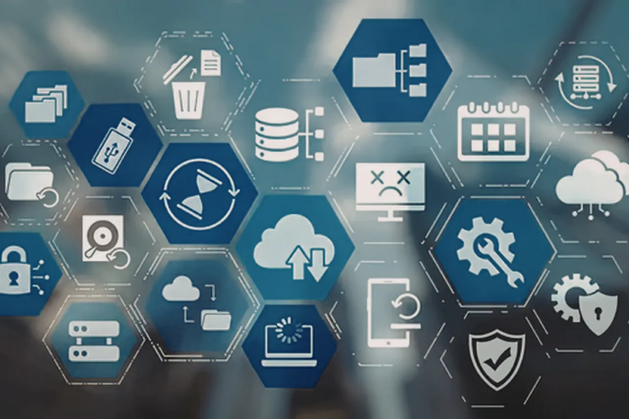 Icone digitali cloud e sicurezza su sfondo blu