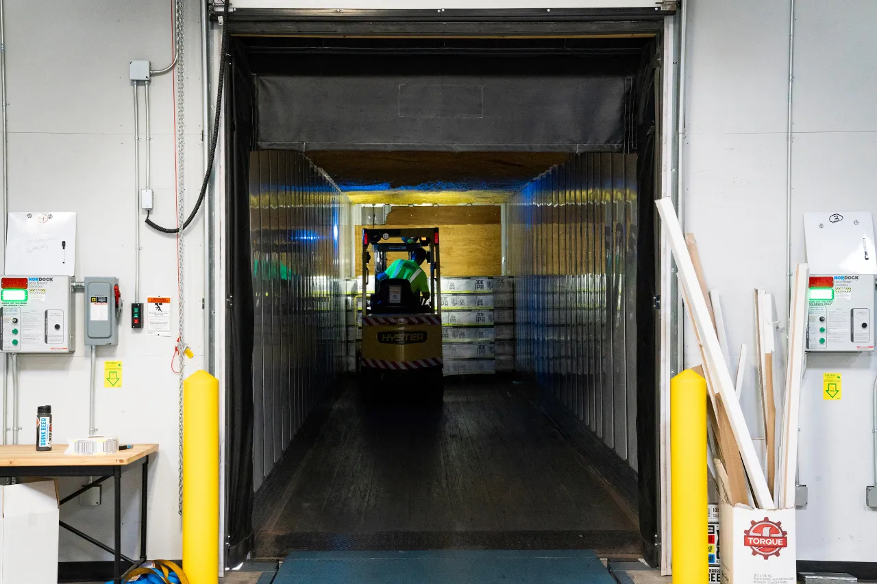 Carrello elevatore scarica pallet in magazzino