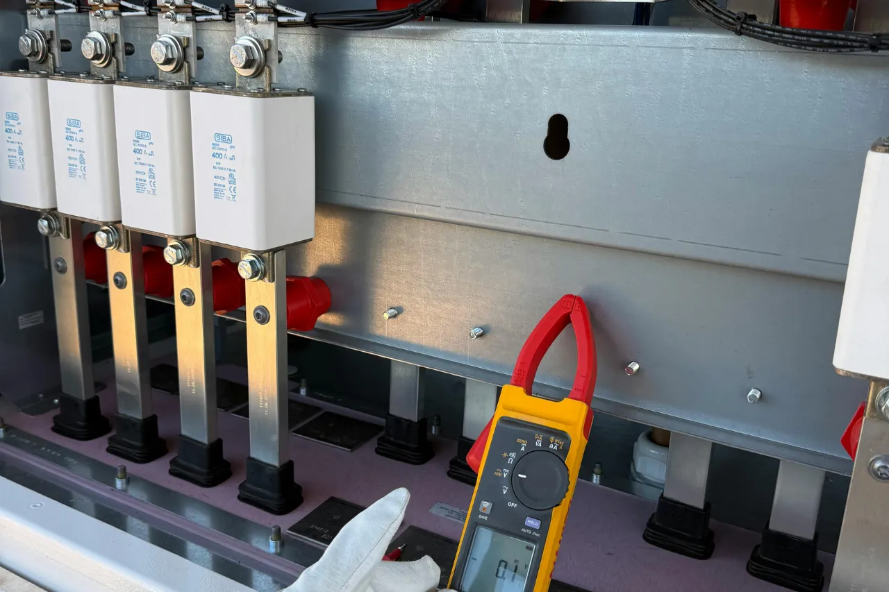 Tecnico misura corrente in quadro elettrico industriale
