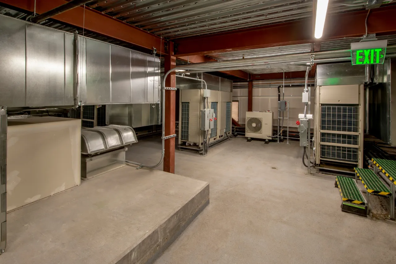 Locale tecnico con impianti di ventilazione e condizionamento