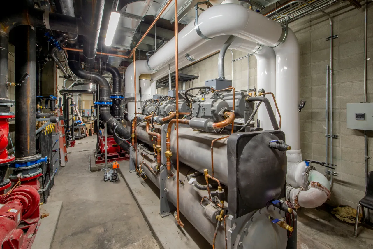 Impianto industriale con tubazioni e macchinari HVAC