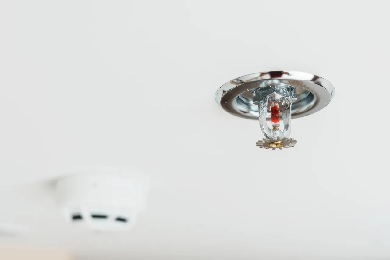 Testina antincendio sprinkler installata sul soffitto