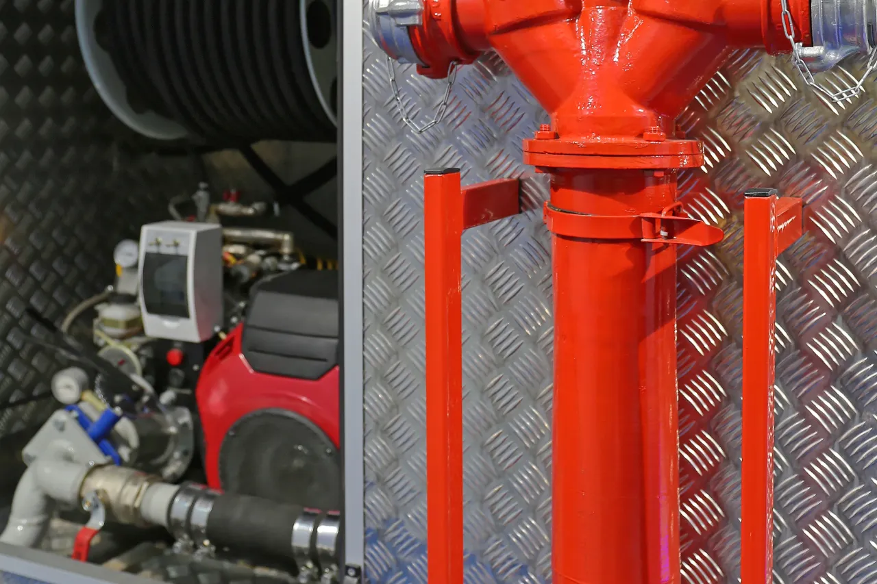 Pompa antincendio rossa con tubazioni e raccordi
