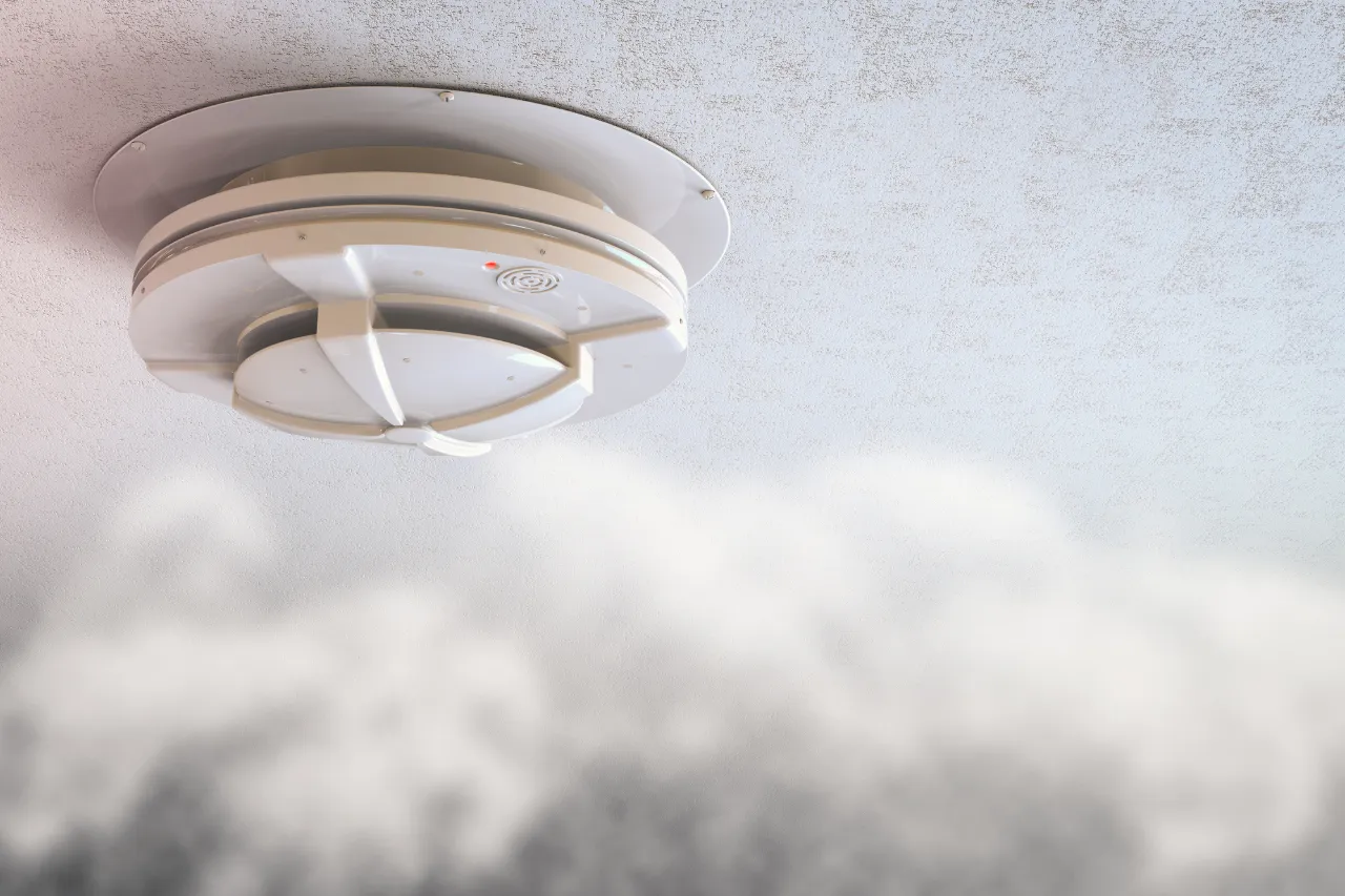 Rilevatore di fumo bianco montato sul soffitto