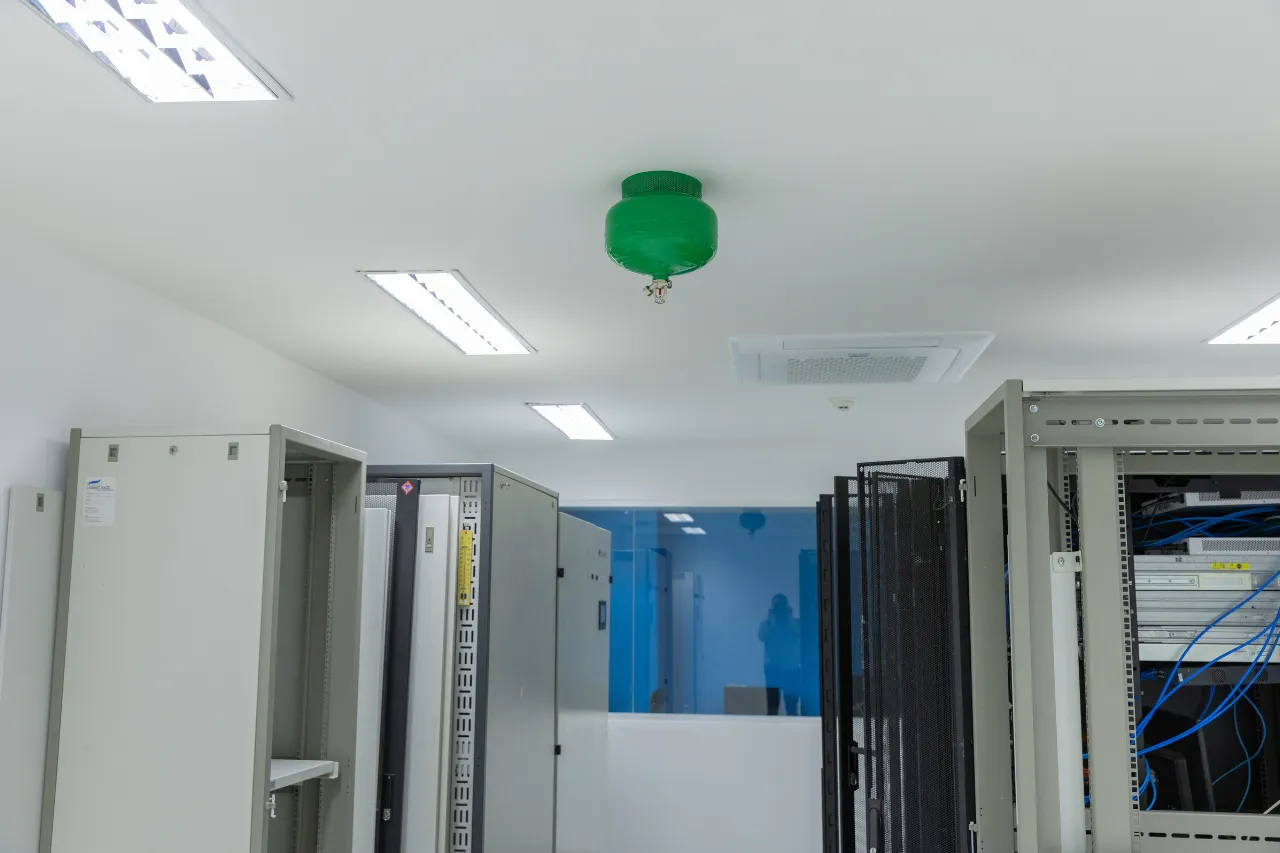 Sala server con rack e sistema antincendio a soffitto