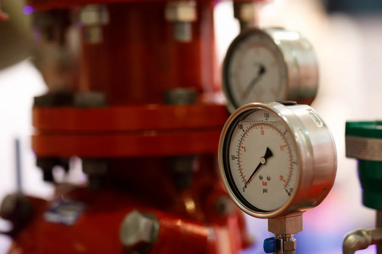 Manometro industriale su impianto meccanico rosso