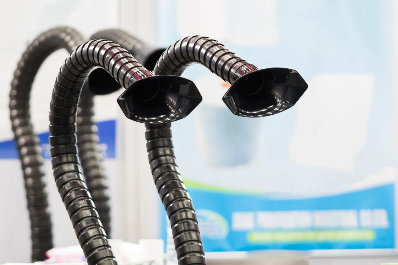 Due bocchette flessibili nere per aspirazione industriale