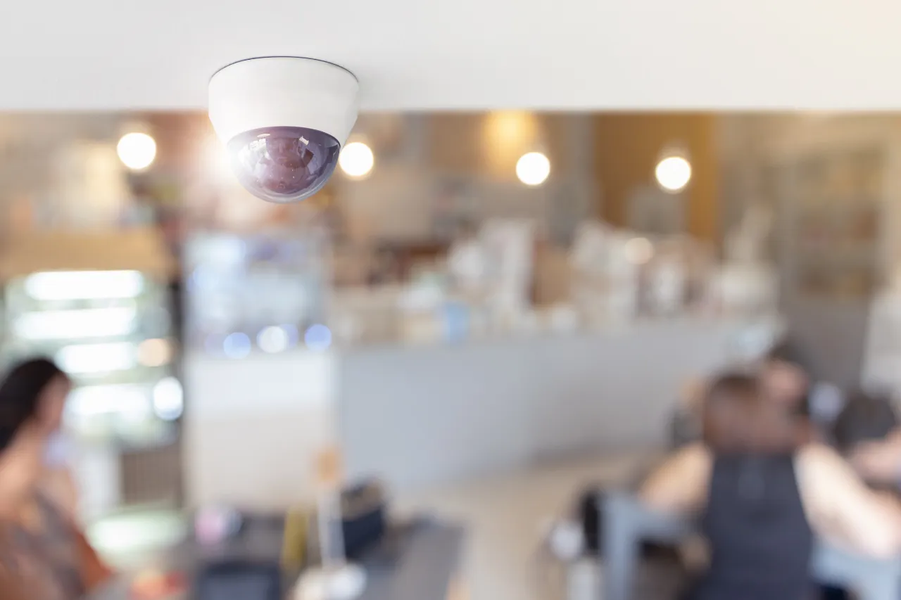 Telecamera di sicurezza installata sul soffitto di un locale