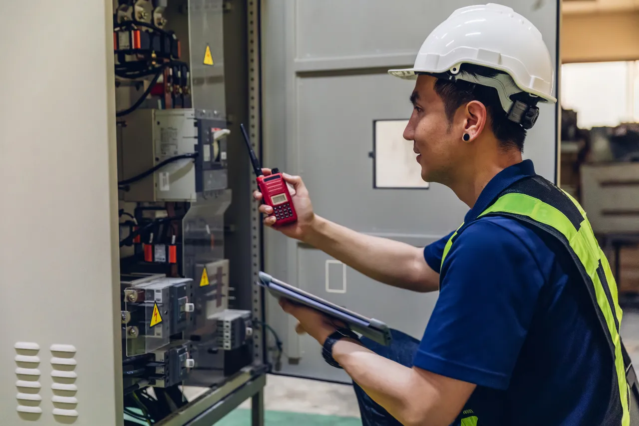 Tecnico controlla un quadro elettrico industriale