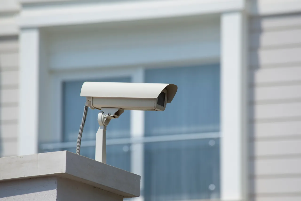 Telecamera di sorveglianza esterna su edificio moderno