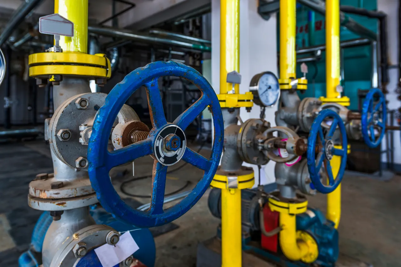 Valvole industriali blu su tubazioni gialle