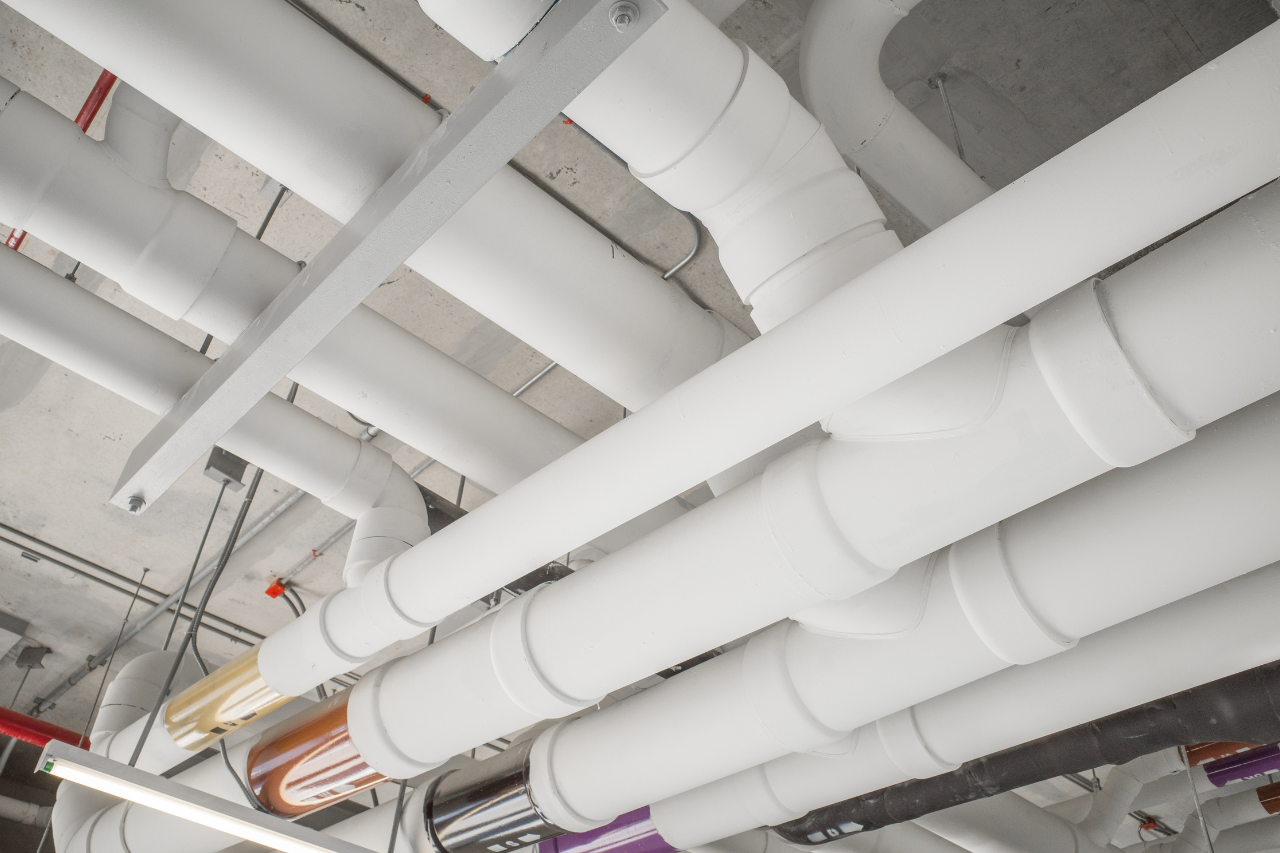 Rete di tubazioni bianche installata sul soffitto