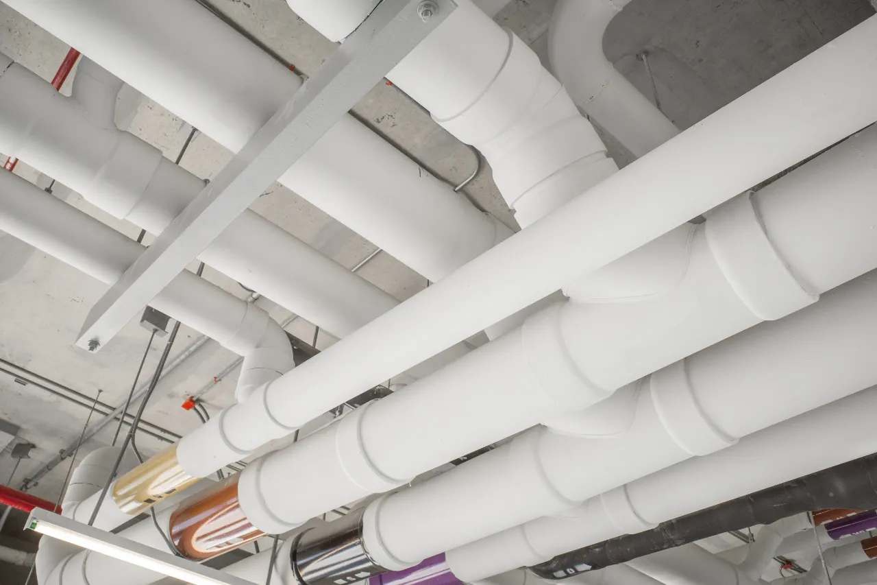 Rete di tubazioni bianche installata sul soffitto
