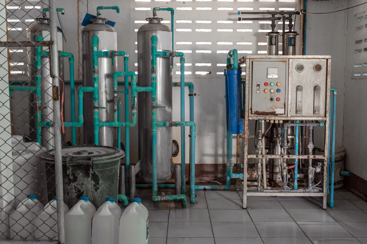 Impianto industriale di filtrazione dell’acqua con serbatoi e tubazioni