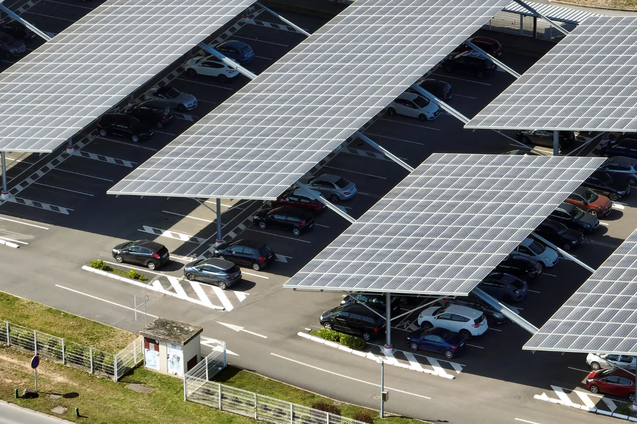Parcheggio coperto da pensiline con pannelli solari