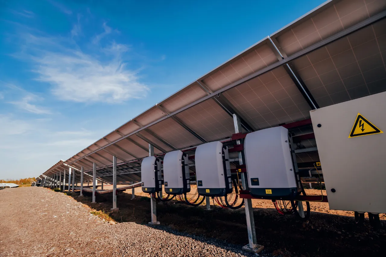 Inverter sotto pannelli solari in un impianto fotovoltaico
